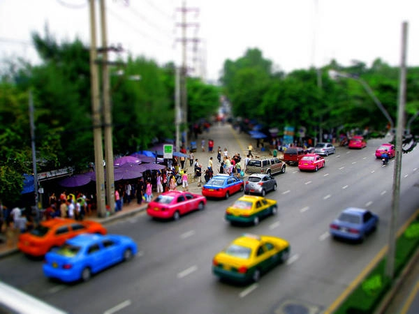 Chatuchak, tiếng Thái có nghĩa là chợ cuối tuần, do chợ chỉ họp vào mỗi thứ bảy, chủ nhật hàng tuần. Chợ được xây dựng từ thập niên 40 của thế kỷ trước, sau nhiều thăng trầm, di chuyển, chợ giờ tọa lạc trên khu đất rộng hơn 1 km² trên đường Phahonyothin, trung tâm thủ đô Bangkok. Chatuchak thực sự là thiên đường mua sắm vào dịp cuối tuần cho những ai đặt chân tới Bangkok. Ảnh: courtleigh cho-chatuchak-ivivu-1