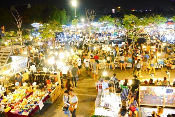 Ngày cuối tuần trong chuyến du lịch Bangkok, nếu bạn chưa biết đi đâu, hãy khám phá chợ phiên Chatuchak, mỏi chân trong khu chợ lớn nhất thế giới và mua về thật nhiều món đồ ưng ý nhé! Ảnh: Bangkok.com cho-chatuchak-ivivu-14