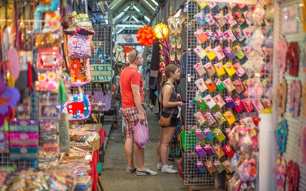 Chợ trời Chatuchak được xây ngay bên cạnh khuôn viên của công viên cùng tên. Nếu bạn đi du lịch theo tour, chắc chắn sẽ không được giới thiệu về khu chợ này. Hầu như khách tới đây đều không thể ra về tay không. Khu chợ sầm uất bậc nhất này có rất nhiều cổng ra vào để thuận tiện cho việc mua sắm. Người ta còn bố trí những trạm thông tin, nơi bạn có thể hỏi đáp và nhận những tấm bản đồ khu chợ. Ảnh: novotelbangkokploenchit.com Chợ trời Chatuchak được xây ngay bên cạnh khuôn viên của công viên cùng tên. Nếu bạn đi du lịch theo tour, chắc chắn sẽ không được giới thiệu về khu chợ này. Hầu như khách tới đây đều không thể ra về tay không. Khu chợ sầm uất bậc nhất này có rất nhiều cổng ra vào để thuận tiện cho việc mua sắm. Người ta còn bố trí những trạm thông tin, nơi bạn có thể hỏi đáp và nhận những tấm bản đồ khu chợ. Ảnh: novotelbangkokploenchit.com