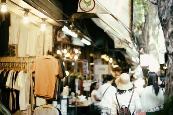 Có nhiều cách để tới chợ Chatuchak từ bất cứ nơi nào của thủ đô Bangkok như xe buýt, tuk tuk, taxi, tàu điện ngầm và tàu điện trên không. Tuy nhiên phổ biến và được ưa chuộng hơn cả là tàu điện ngầm và tàu điện trên không. Nếu đi tàu điện ngầm, nên mua vé tới ga Chatuchak Park, vì ra khỏi ga bạn sẽ nhìn thấy chợ Chatuchak ở phía bên kia đường. Nếu đi tàu điện trên không, đến ga Mochit (ga cuối), xuống cầu thang, đi dọc công viên Chatuchak chừng vài phút là tới chợ. Ảnh: Rommer Arguelles cho-chatuchak-ivivu-7