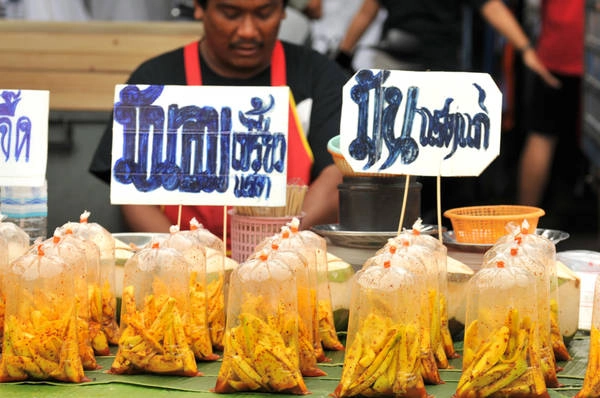 Đến Chatuchak ngoài việc mua sắm, bạn cũng không nên bỏ qua cơ hội thưởng thức rất nhiều món ăn lạ miệng, mang đậm hương vị xứ sở Chùa Vàng tại khu ẩm thực rộng lớn. Ảnh: seattlestravels.com Đến Chatuchak ngoài việc mua sắm, bạn cũng không nên bỏ qua cơ hội thưởng thức rất nhiều món ăn lạ miệng, mang đậm hương vị xứ sở Chùa Vàng tại khu ẩm thực rộng lớn. Ảnh: seattlestravels.com
