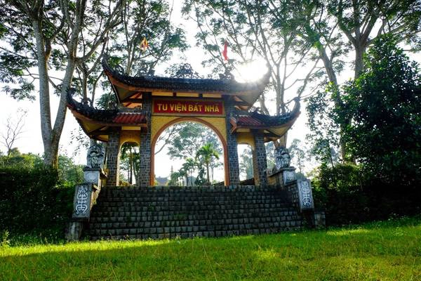 Chúng tôi ghé tham quan tu viện Bát Nhã, một cơ sở tôn giáo rất nổi tiếng ở Bảo Lộc. Không gian nơi đây cực kì trang nghiêm và thanh tịnh. Chúng tôi ghé tham quan tu viện Bát Nhã, một cơ sở tôn giáo rất nổi tiếng ở Bảo Lộc. Không gian nơi đây cực kì trang nghiêm và thanh tịnh.