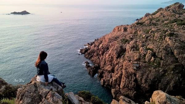 Khe vực Hầm Heo chông chênh. Ảnh: Tiểu Duy Khe vực Hầm Heo chông chênh. Ảnh: Tiểu Duy