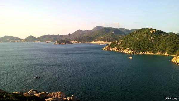 Cửa Bé nhìn từ đảo Bình Ba, phía xa xa là khu vực cảng quân sự. Ảnh: Tiểu Duy Cửa Bé nhìn từ đảo Bình Ba, phía xa xa là khu vực cảng quân sự. Ảnh: Tiểu Duy
