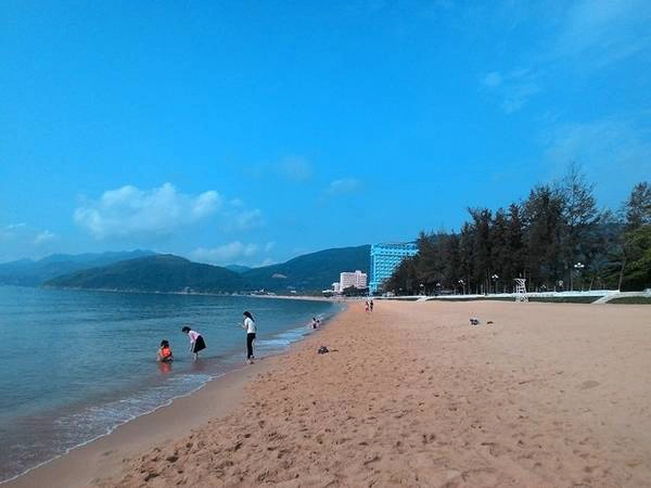 Chuyến hành trình khám phá Bình Định bắt đầu vào buổi sáng. Chúng tôi ghé thăm bãi tắm Quy Nhơn, nằm giữa trung tâm thành phố, nước biển trong xanh cùng bãi cát vàng chạy dài khiến nơi đây trở thành một điểm đến đáng chú ý. Chuyến hành trình khám phá Bình Định bắt đầu vào buổi sáng. Chúng tôi ghé thăm bãi tắm Quy Nhơn, nằm giữa trung tâm thành phố, nước biển trong xanh cùng bãi cát vàng chạy dài khiến nơi đây trở thành một điểm đến đáng chú ý.