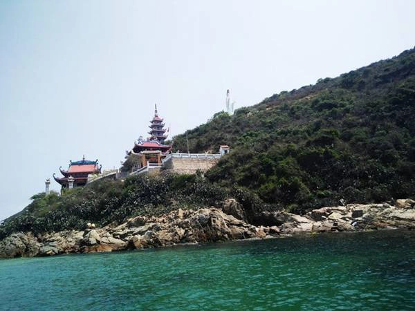 Chùa Phước Sa ở làng chài Nhơn Lý. Chùa Phước Sa ở làng chài Nhơn Lý.