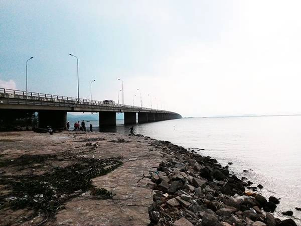 Cuối ngày, chúng tôi ngắm hoàng hôn ở cầu Thị Nại, cây cầu vượt biển dài nhất Việt Nam. Cuối ngày, chúng tôi ngắm hoàng hôn ở cầu Thị Nại, cây cầu vượt biển dài nhất Việt Nam.
