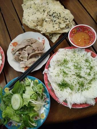 Bữa sáng các bạn đừng bỏ quên món bánh hỏi lòng heo rất ngon, giá 25.000 đồng. Bữa sáng các bạn đừng bỏ quên món bánh hỏi lòng heo rất ngon, giá 25.000 đồng.