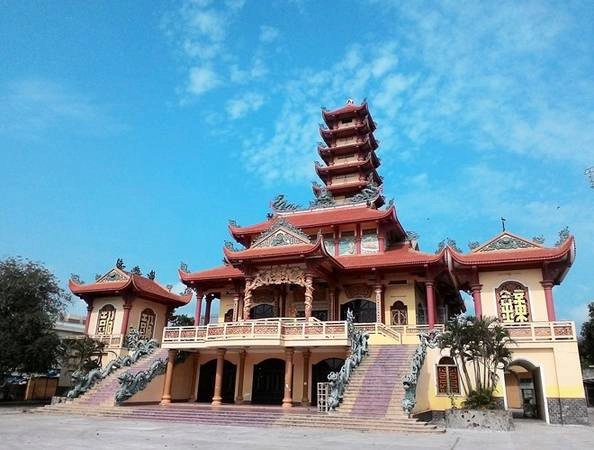 Thăm chùa Long Khánh, ngôi chùa lớn nằm ở trung tâm thành phố với lối kiến trúc độc đáo. Nơi đây còn lưu giữ hai vật quý: Thái Bình hồng chung được đúc vàp năm 1805 triều vua Gia Long, và tấm dấu biểu trưng Long Khánh Tự được in vào năm 1813 triều vua Gia Long. Thăm chùa Long Khánh, ngôi chùa lớn nằm ở trung tâm thành phố với lối kiến trúc độc đáo. Nơi đây còn lưu giữ hai vật quý: Thái Bình hồng chung được đúc vàp năm 1805 triều vua Gia Long, và tấm dấu biểu trưng Long Khánh Tự được in vào năm 1813 triều vua Gia Long.