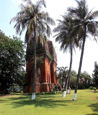Rời chùa Khánh Long, chúng tôi thăm tháp Đôi và tháp bánh Ít, đây là hai tháp tiêu biểu cho kiến trúc Chăm ở Bình Định. Gía vé tham quan hai địa điểm khá rẻ: Tháp bánh Đôi 8.000 đồng/ người, tháp bánh Ít 7.000 đồng/ người. Du lich Binh Dinh chi voi 700.000 dong hinh anh 4 Rời chùa Khánh Long, chúng tôi thăm tháp Đôi và tháp bánh Ít, đây là hai tháp tiêu biểu cho kiến trúc Chăm ở Bình Định. Gía vé tham quan hai địa điểm khá rẻ: Tháp bánh Đôi 8.000 đồng/ người, tháp bánh Ít 7.000 đồng/ người. Du lich Binh Dinh chi voi 700.000 dong hinh anh 4