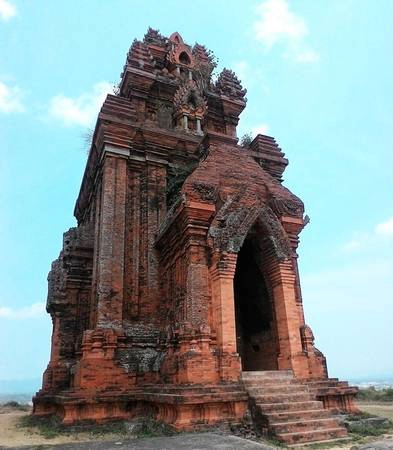 Tháp bánh Ít cách thành phố Quy Nhơn khoảng 20 km. Tháp bánh Ít cách thành phố Quy Nhơn khoảng 20 km.