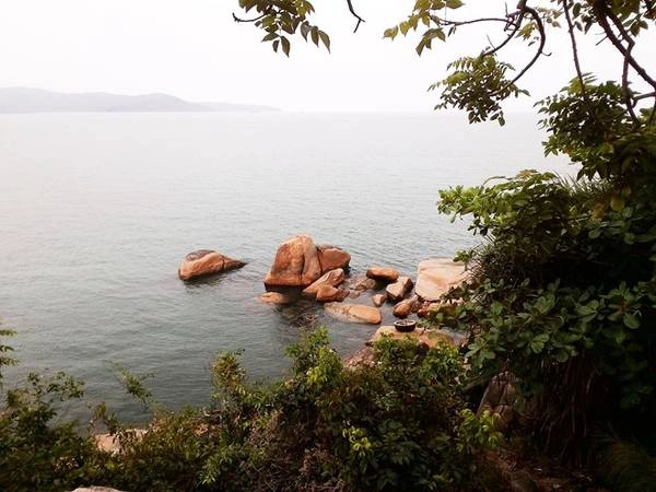 Đến Ghềnh Ráng, bạn sẽ được thưởng ngoạn vẻ đẹp độc đáo của bãi tắm Hoàng Hậu, Hòn Chồng, bãi tắm Tiên Sa, đặc biệt, bạn có thể thăm mộ thi si tài hoa bạc mệnh Hàn Mạc Tử. Đến Ghềnh Ráng, bạn sẽ được thưởng ngoạn vẻ đẹp độc đáo của bãi tắm Hoàng Hậu, Hòn Chồng, bãi tắm Tiên Sa, đặc biệt, bạn có thể thăm mộ thi si tài hoa bạc mệnh Hàn Mạc Tử.