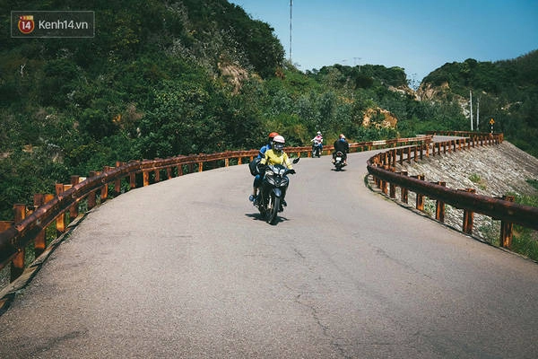 Hãy chọn xe máy để vi vu quanh con đường phía Đông của tỉnh, tận hưởng cảm giác vừa chạy xe, vừa được phóng tầm mắt xuống biển Trung Lương