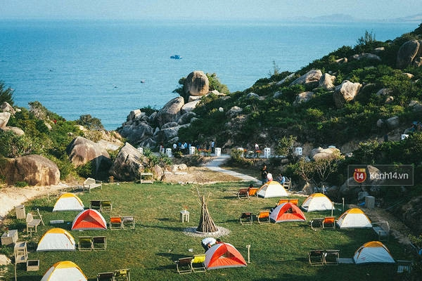 Do đây là một vùng đất vẫn còn hoang sơ và yên tĩnh, vì thế du lịch theo kiểu cắm trại sẽ là sự lựa chọn cực kỳ sáng suốt để bạn có thể cảm nhận được hết mọi thứ đẹp nhất ở đây.