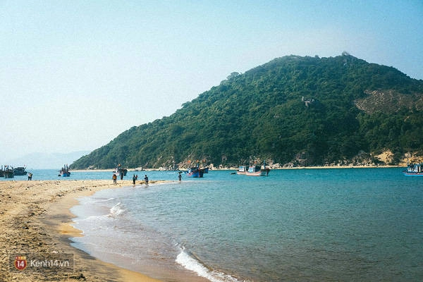Vài bãi biển ở Bình Định có biển và núi gần như ngay sát cạnh nhau.