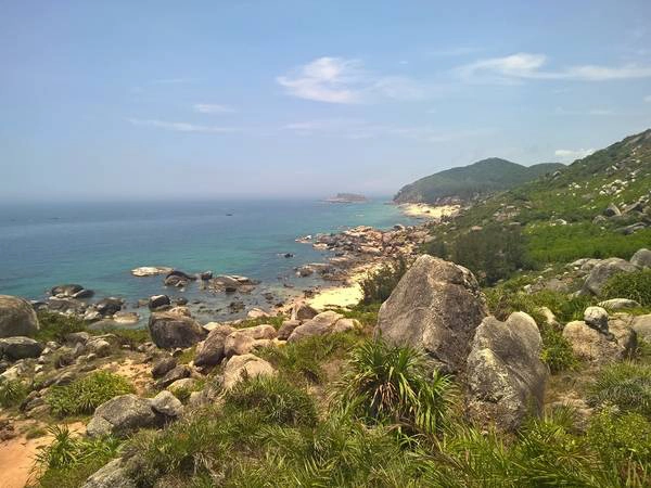 Khung cảnh Mũi Vi Rồng nhìn từ xa. Ảnh: Tiểu Duy Khung cảnh Mũi Vi Rồng nhìn từ xa. Ảnh: Tiểu Duy