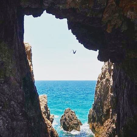 Hang do sóng biển và kiến tạo ở Mũi Rồng. Ảnh: _abluemay_ Hang do sóng biển và kiến tạo ở Mũi Rồng. Ảnh: _abluemay_