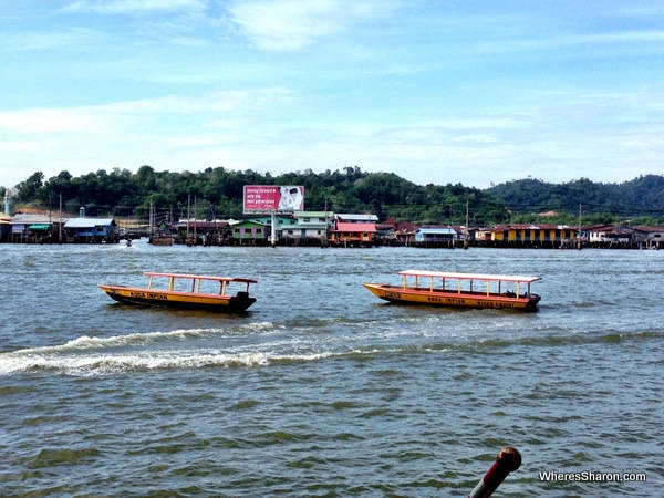 Du lich Brunei - Làng nổi Kampung Ayer nhìn từ phía bờ sông.