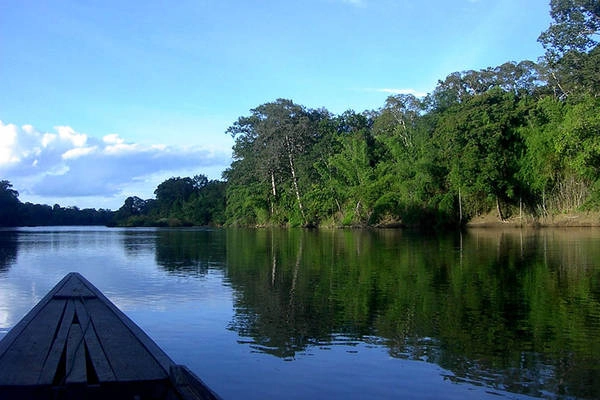 Ngồi thuyền tham quan vườn quốc gia Yok Đôn. Ảnh: vietnamtourism Ngồi thuyền tham quan vườn quốc gia Yok Đôn. Ảnh: vietnamtourism