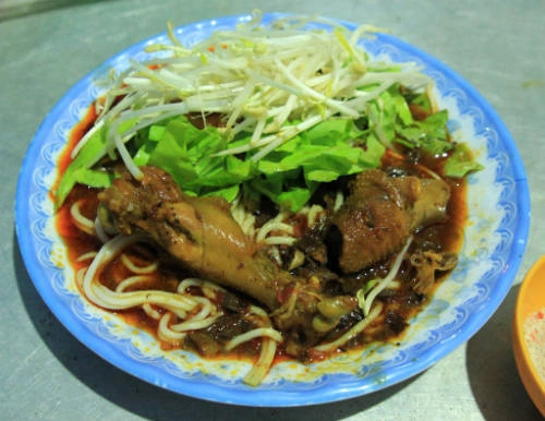 Một dĩa bánh tầm có giá khoảng 20.000 ở khu chợ phường 2 thành phố Cà Mau. camau-ivivu-4