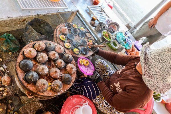   Tranh thủ những ngày có đoàn khách đến, nhiều người dân địa phương dùng tàu đưa bếp núc ra chế biến các món đặc sản của Cam Ranh. Khách cần, cũng có thể thuê lò bếp nấu nướng các món hải sản đánh bắt được.
