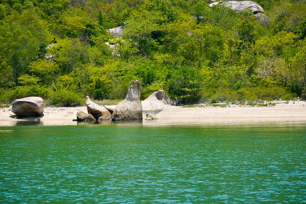  Điểm nổi bật của bán đảo Robinson chính là màu xanh của nước biển, màu trắng của cát. Chen vào đó là quần thể cây cối xanh um mọc kín những ngọn đồi.