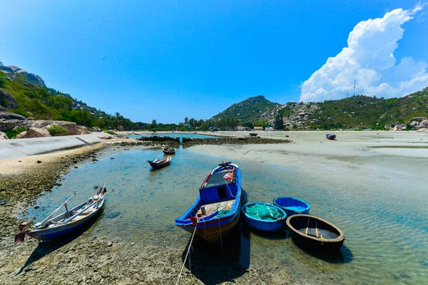    Bán đảo này có dịch vụ ca nô và tàu để đưa khách đến tham quan những đảo nhỏ xung quanh khu vực. Du khách cũng có thể vào vai ngư dân để tự tay đánh bắt các loại hải sản tươi ngon nhất.