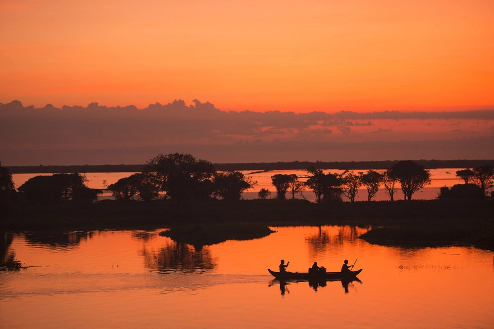Biển hồ Tonle Sap lúc hoàng hôn. Ảnh: Culture Trip