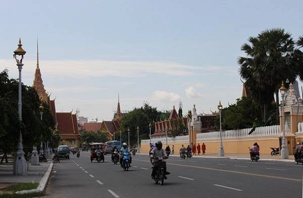 Ngoại trừ khu vực cung điện Hoàng gia tương đối sạch sẽ, có rất nhiều bãi rác tự phát trên đường phố Campuchia.