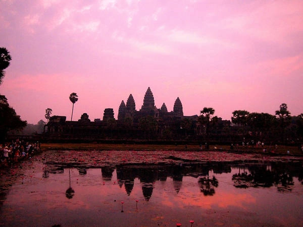 Vẻ đẹp ấn tượng của Angkor Wat vào lúc bình minh.