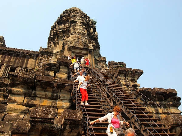 Leo lên đỉnh tòa tháp, nơi bạn có thể phóng tầm mắt nhìn ngắm vẻ đẹp của nôi đây.