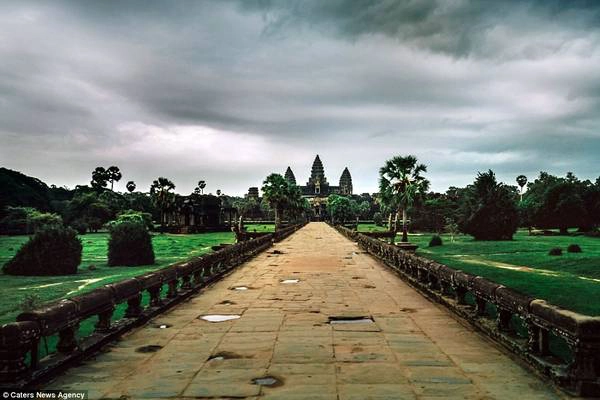 Những đám mây sà xuống Angkor Wat, một trong những quần thể đền nổi tiếng nhất thế giới.