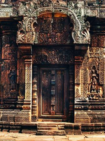 Những họa tiết chạm trổ tinh xảo ở Banteay Srei được coi là một trong những tác phẩm kỳ công nhất thế giới.