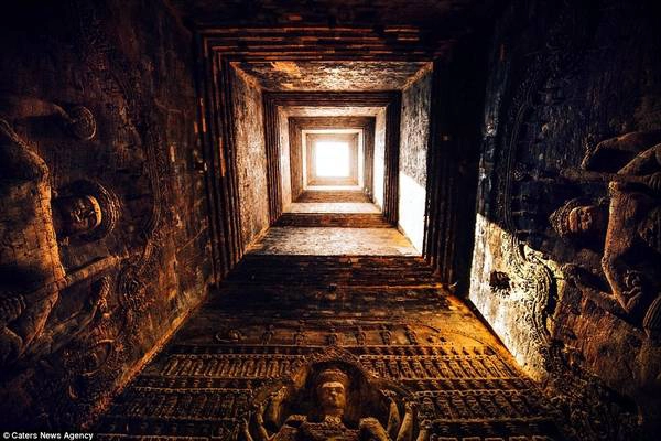 Ánh nắng soi rọi lên những tác phẩm điêu khắc trong đền Banteay Srei thờ thần Shiva của đạo Hindu.