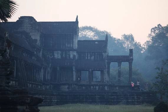 Thời tiết se lạnh và không gian bảng lảng hơi sương của buổi sáng sớm làm tăng cảm giác yên bình, tĩnh lặng ở khu đền. Đây là giây phút bạn sẽ không bao giờ quên trong đời. Thời tiết se lạnh và không gian bảng lảng hơi sương của buổi sáng sớm làm tăng cảm giác yên bình, tĩnh lặng ở khu đền. Đây là giây phút bạn sẽ không bao giờ quên trong đời.