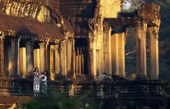 Phía Tây đền là nơi lý tưởng nhất để ngắm ánh nắng ban mai phản chiếu trên những bức tường cổ kính. Phía Tây đền là nơi lý tưởng nhất để ngắm ánh nắng ban mai phản chiếu trên những bức tường cổ kính.