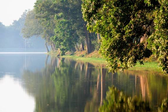 Mặt hồ êm đềm buổi sáng sớm ở phía đông ngôi đền. Mặt hồ êm đềm buổi sáng sớm ở phía đông ngôi đền.