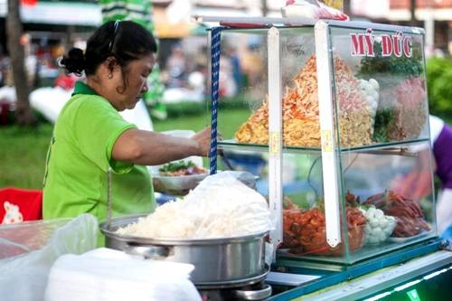 Những người đi làm chiều về muốn chắc bụng có thể ghé qua hàng xôi với nhiều loại: xôi dừa, xôi thịt kho, xôi trứng cút hay xôi gà xé... Hơi nóng bốc lên nghi ngút từ các chõ đồ, đi từ đầu phố bạn đã có thể ngửi thấy hương thơm của nồi xôi mới thổi. Những người đi làm chiều về muốn chắc bụng có thể ghé qua hàng xôi với nhiều loại: xôi dừa, xôi thịt kho, xôi trứng cút hay xôi gà xé... Hơi nóng bốc lên nghi ngút từ các chõ đồ, đi từ đầu phố bạn đã có thể ngửi thấy hương thơm của nồi xôi mới thổi.