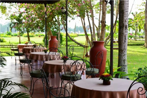 Nhà hàng nhìn ra phía bờ sông thơ mộng. Ảnh: victoriahotels