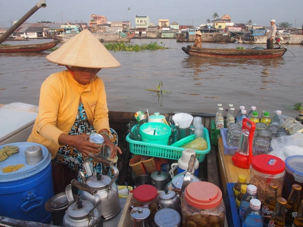 Bạn đã thử cảm giác uống cà phê trên sông chưa? 