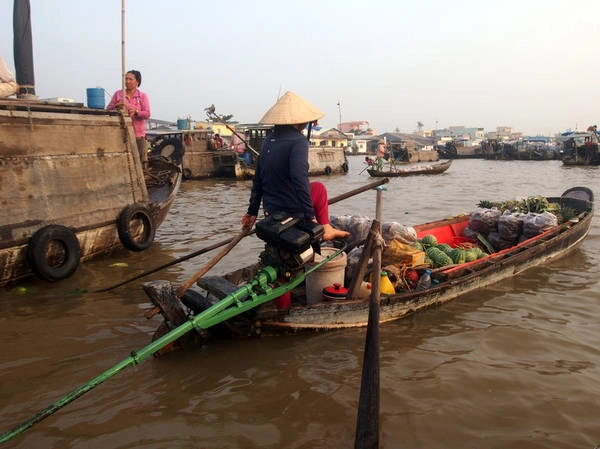 Tôi khá ấn tượng khi nhìn thấy những người phụ nữ lái thuyền bằng chân.