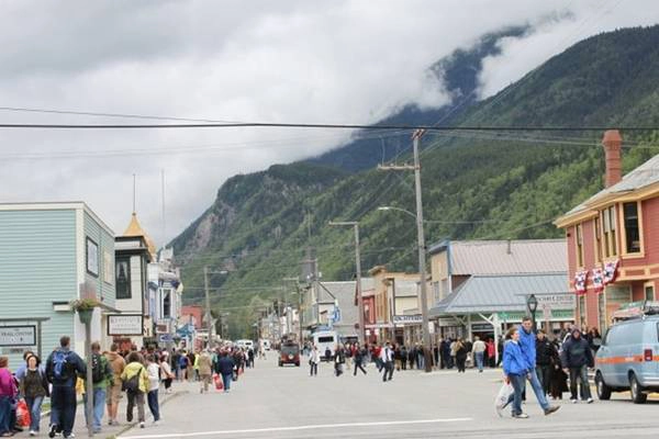Phố mua sắm ở Skagway trên cung đường du lịch "tìm vàng". Ảnh: WordPress.