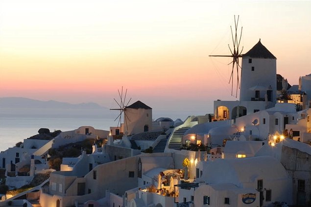 Santorini thu hút nhiều cặp tình nhân tới chụp ảnh cưới và các đôi vợ chồng trẻ tới hưởng tuần trăng mật bởi vẻ đẹp thanh bình, lãng mạn.