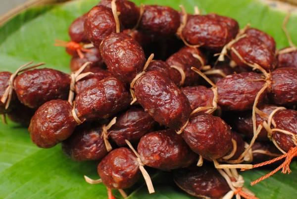 Tung lò mò là món ăn đậm chất truyền thống của đồng bào Chăm tại An Giang còn gọi là lạp xưởng bò. Ảnh: agriviet.com Tung lò mò là món ăn đậm chất truyền thống của đồng bào Chăm tại An Giang còn gọi là lạp xưởng bò. Ảnh: agriviet.com