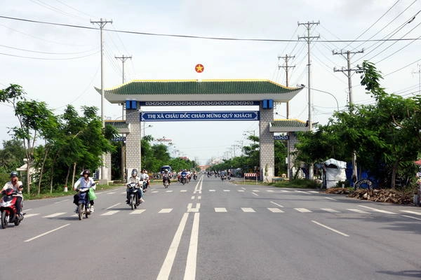 Đường xá di chuyển tới Châu Đốc khá thuận lợi. Ảnh: tinhte.vn Đường xá di chuyển tới Châu Đốc khá thuận lợi. Ảnh: tinhte.vn