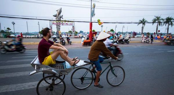 Xe đạp lôi - một phương tiện du lịch độc đáo ở Châu Đốc. Ảnh: buffalotours.com Xe đạp lôi - một phương tiện du lịch độc đáo ở Châu Đốc. Ảnh: buffalotours.com