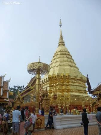 Bảo tháp dát vàng có chứa xá lợi Phật trong chùa Doi Suthep. Ảnh: Hạnh Phan.