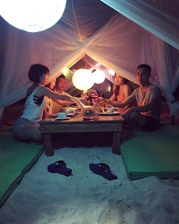 Bữa BBQ bên bờ biển. Bữa BBQ bên bờ biển.