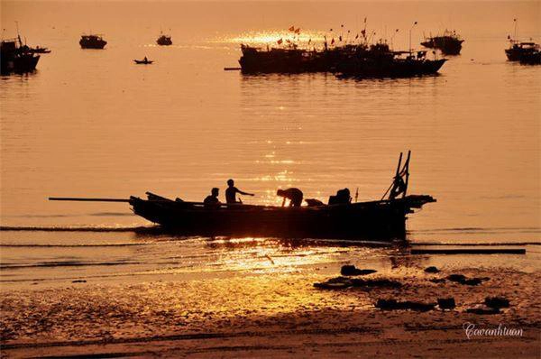 Những chiếc thuyền neo đậu quanh bờ biển mang đến vẻ đẹp yên bình, rất đặc trưng cho hoàng hôn Cô Tô. Đây cũng là thời điểm để những ai yêu nhiếp ảnh sáng tác dựa trên nguồn cảm hứng vô tận giữa biển cả mênh mông.