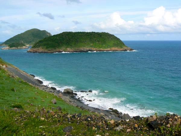 Xung quanh Côn Đảo có nhiều hòn đảo nhỏ khác nhau như hòn Bảy Cạnh, hòn Tài, hòn Tre, hòn Trứng, hòn Trác hay hòn Cau… là nơi hội tụ các dải san hô với mật độ cao bậc nhất Việt Nam, nơi lý tưởng để bạn khám phá thế giới đại dương kỳ thú. Ảnh: Michelle